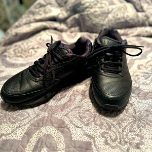 Brooks Addiction Walker - size 8.5 women’s, wide (d), very gently worn